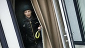 Day in the Life of Justin Guarini – Justin Guarini (doorway with Blue)