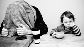 While Schreiber inhales steam to keep his voice in shape, Temo eats his breakfast and keeps his papa company. 